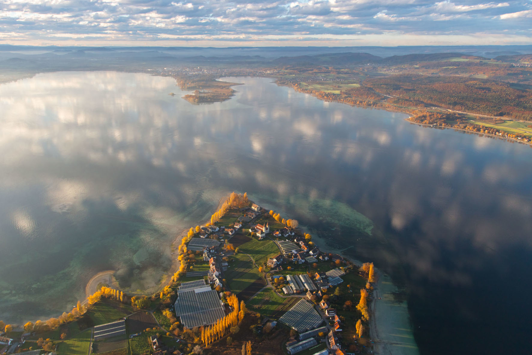 Luftaufnahme der Insel Reichenau in Richtung Radolfzell