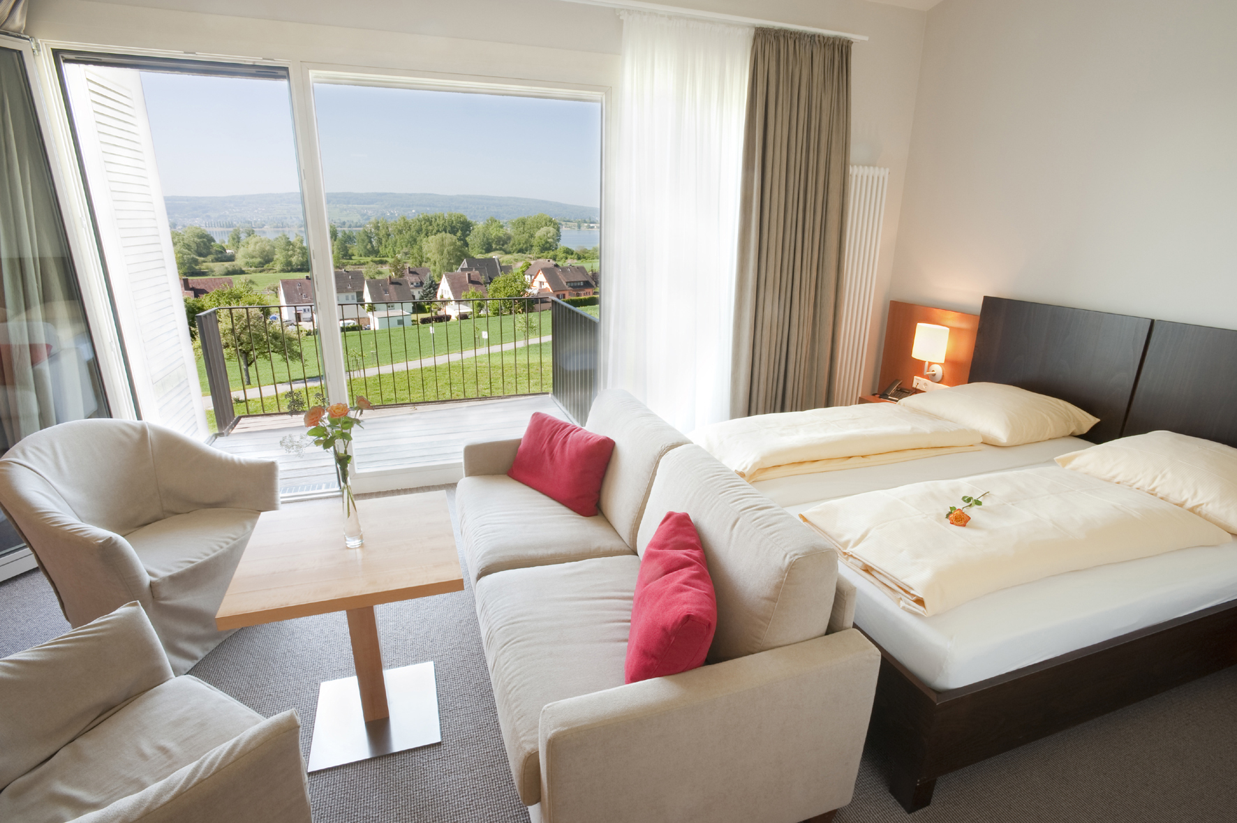 Hotelzimmer mit Doppelbett, Sofa, Sesseln und einem Balkon