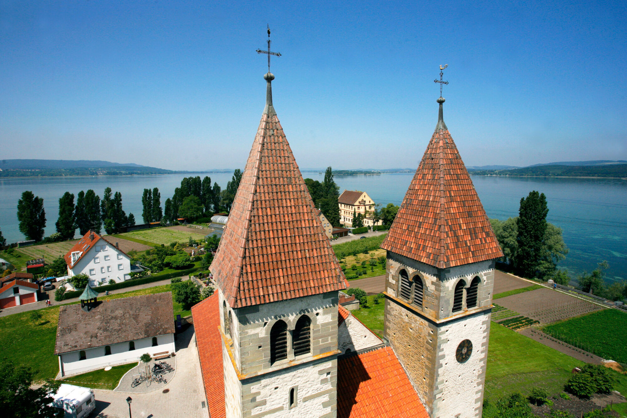 Zwei Kirchtürme auf der UNESCO-Welterbe-Insel Reichenau
