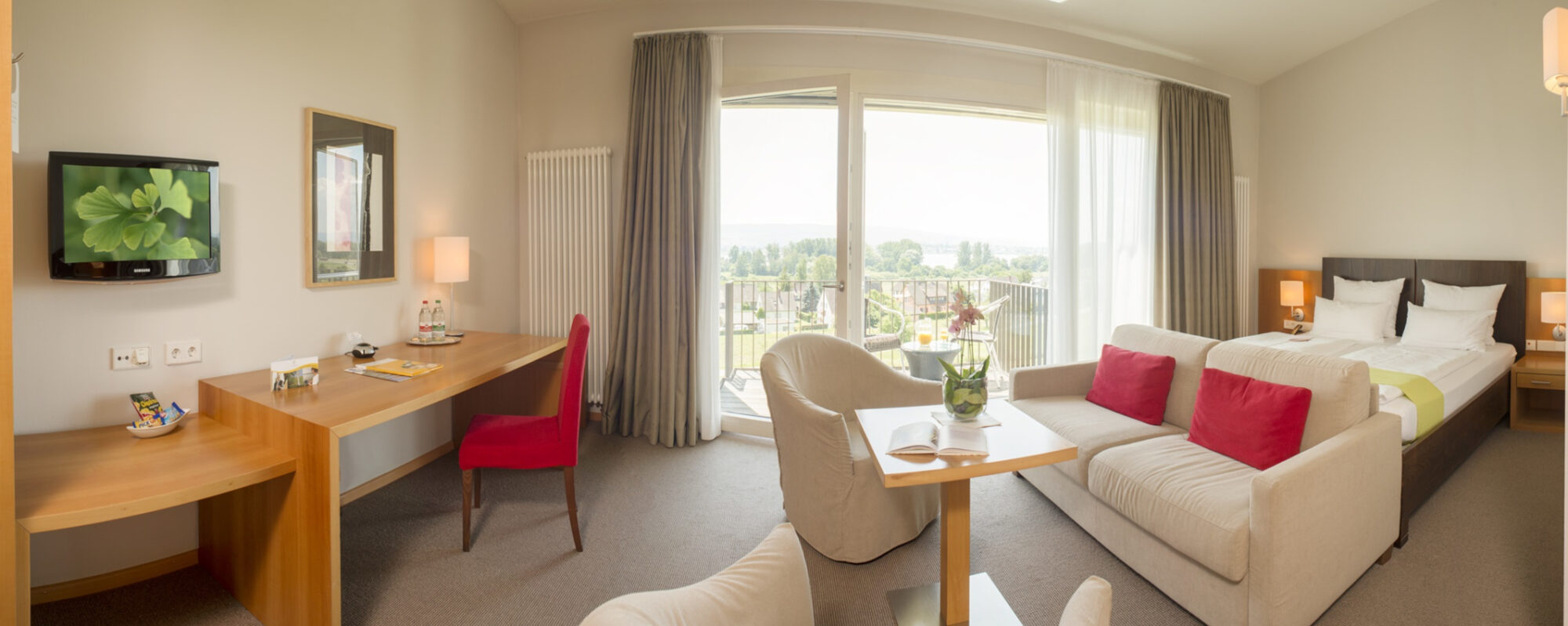 Hotelzimmer mit einem Doppelbett, einem Sofa und Sesseln