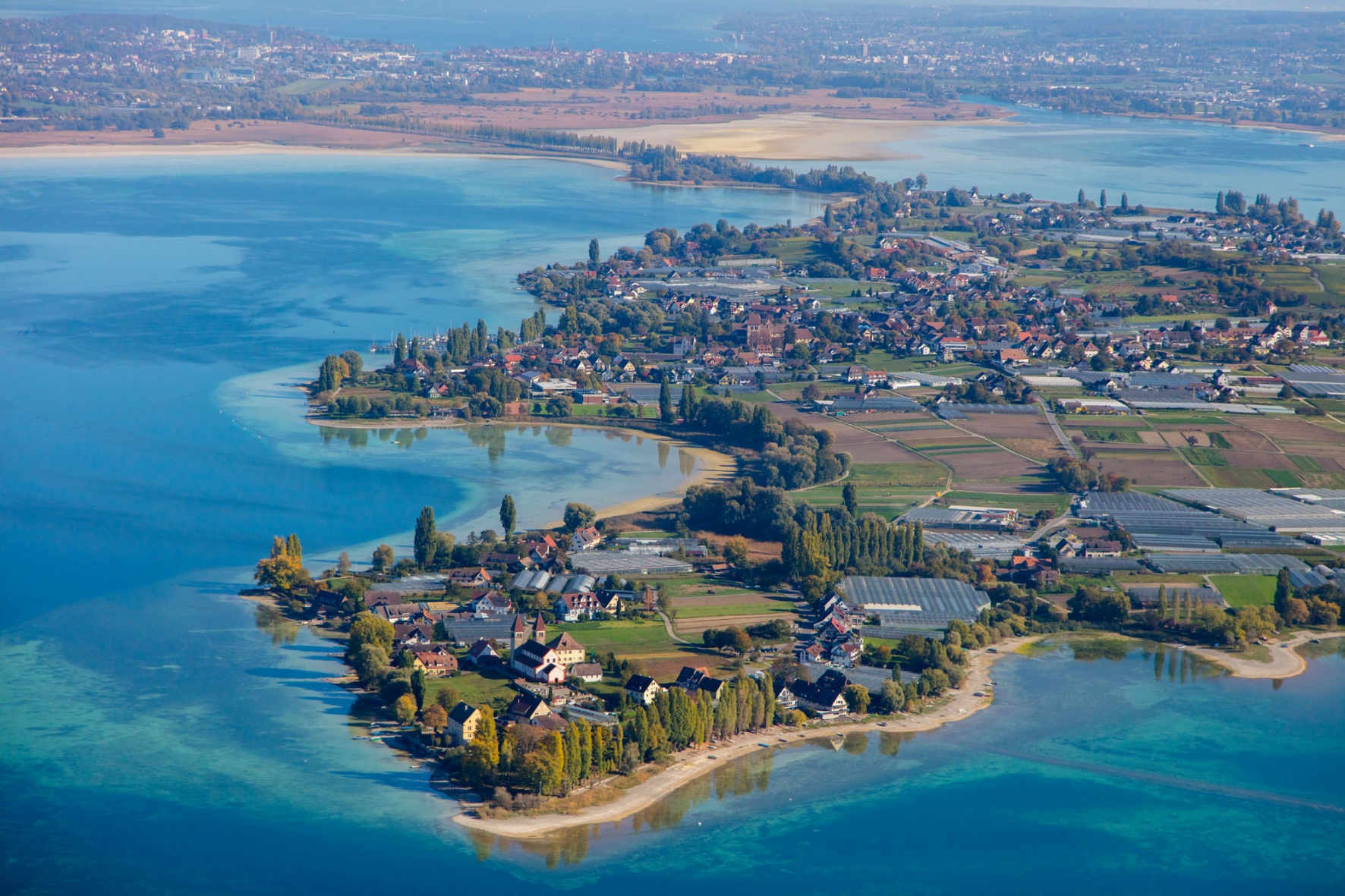 eine Insel mit türkisblauem Wasser von oben