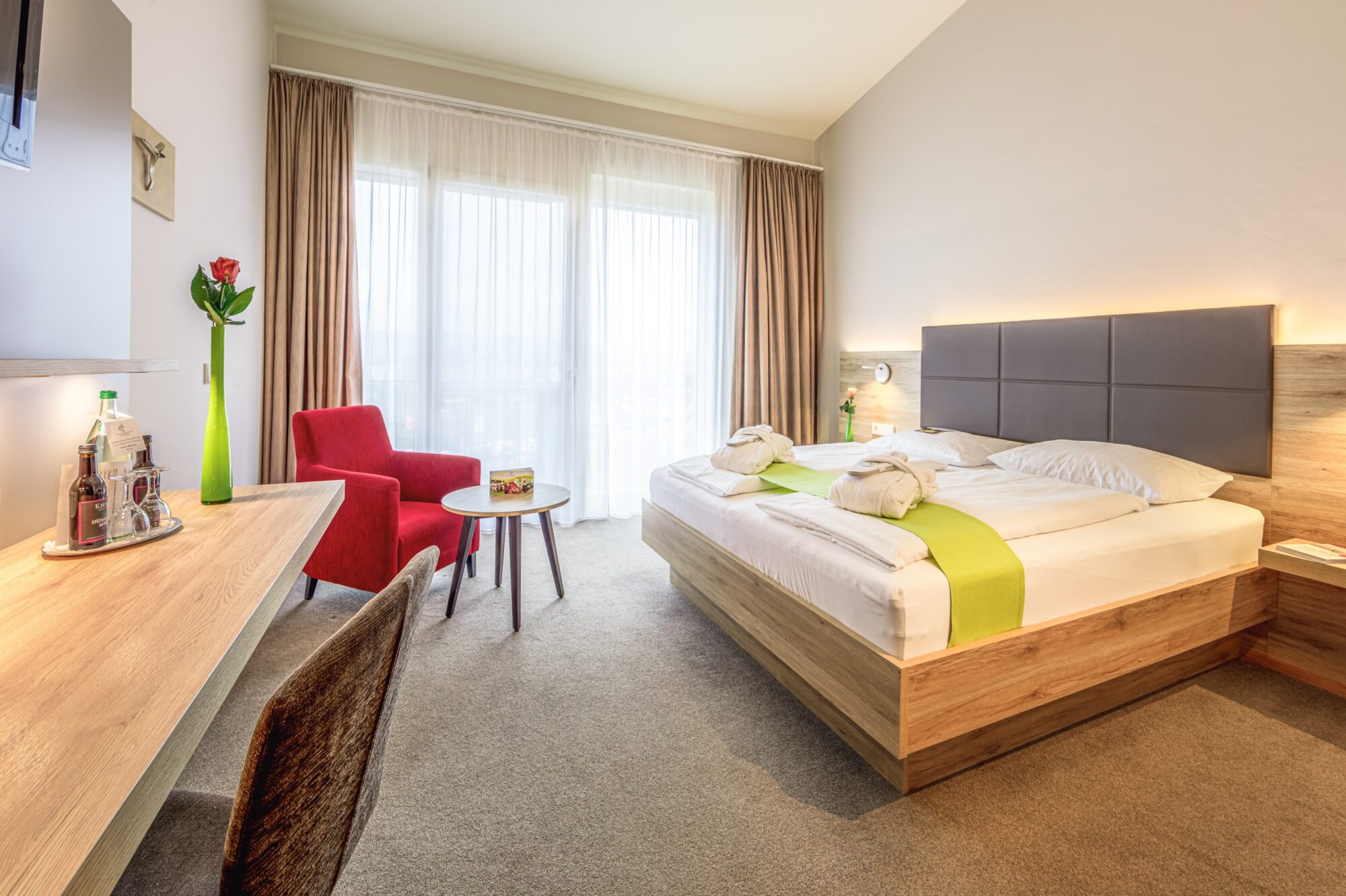 ein Hotelzimmer mit Doppelbett
