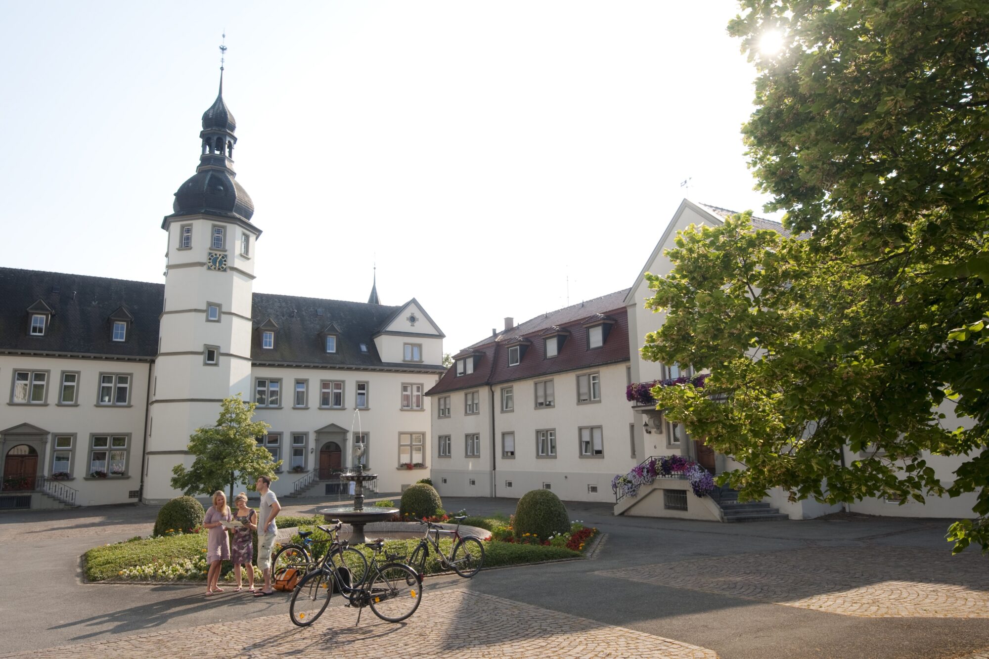ein Fahrrad vor einem Kloster