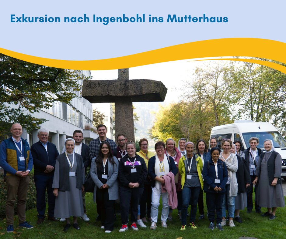 Die Mittarbeiter*innen auf der Exkursion vor einem großen Steinkreuz