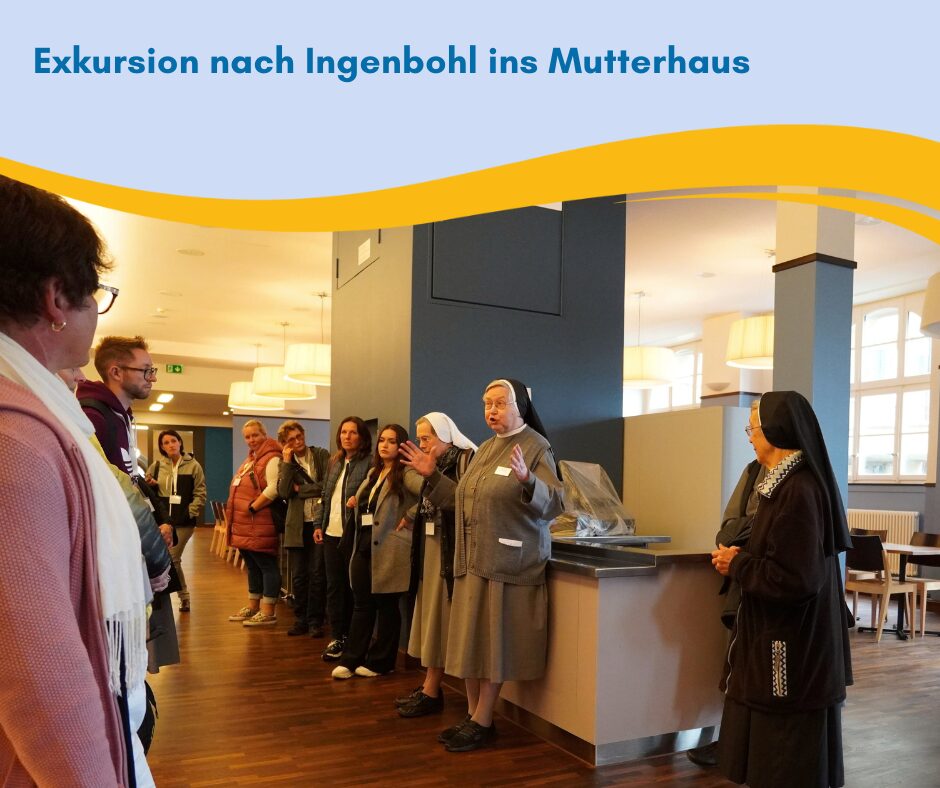 Viele Menschen stehen in einem Flur und unterhalten sich