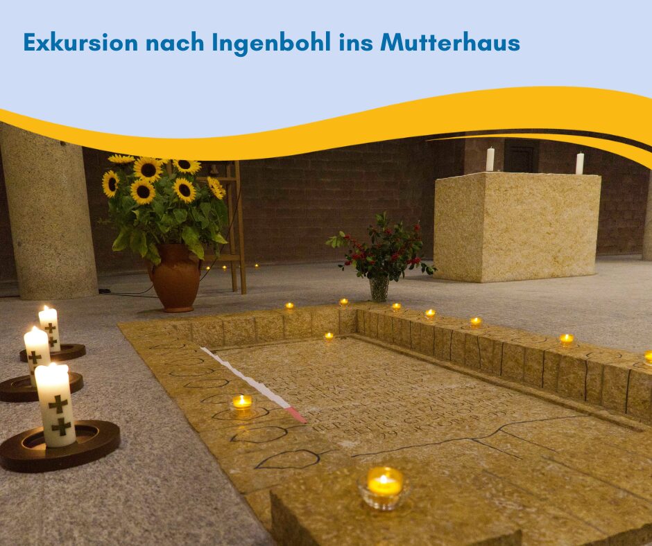 ein Grab mit einem großen beschrifteten Grabstein und Kerzen und zwei Blumensträußen außenherum