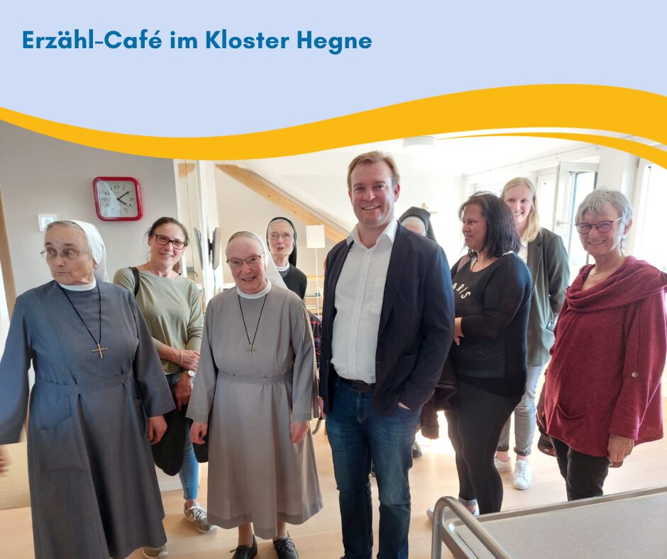 eine Gruppe von Menschen in einem großen hellen Raum