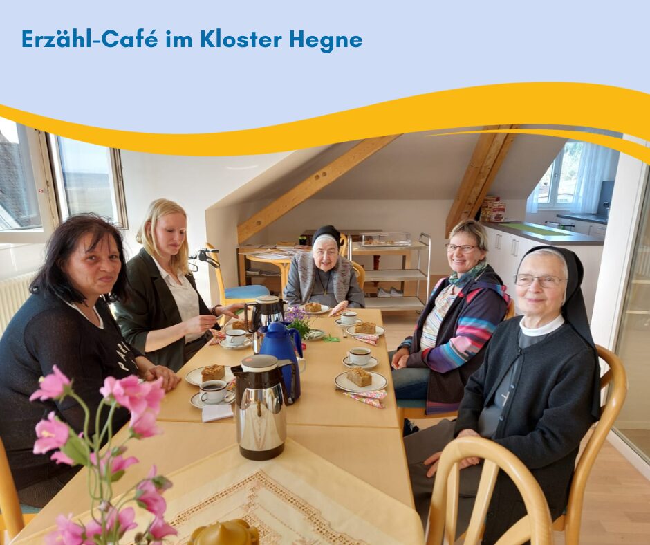 Fünf Frauen sitzen um einen Tisch und trinken Kaffee und essen Kuchen