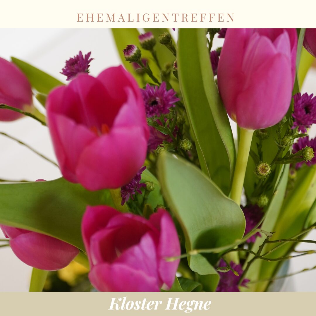 Kräftig pinke Tulpen mit grünen Blättern zu einem Blumenstrauß zusammengebunden