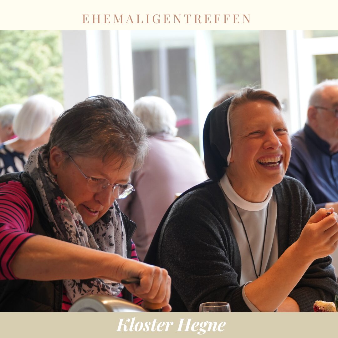 Zwei ältere Frauen essen an einem Tisch in einem Speiseraum. Die ein Lacht und ist glücklich, die andere schaut nach unten auf ihr Essen.