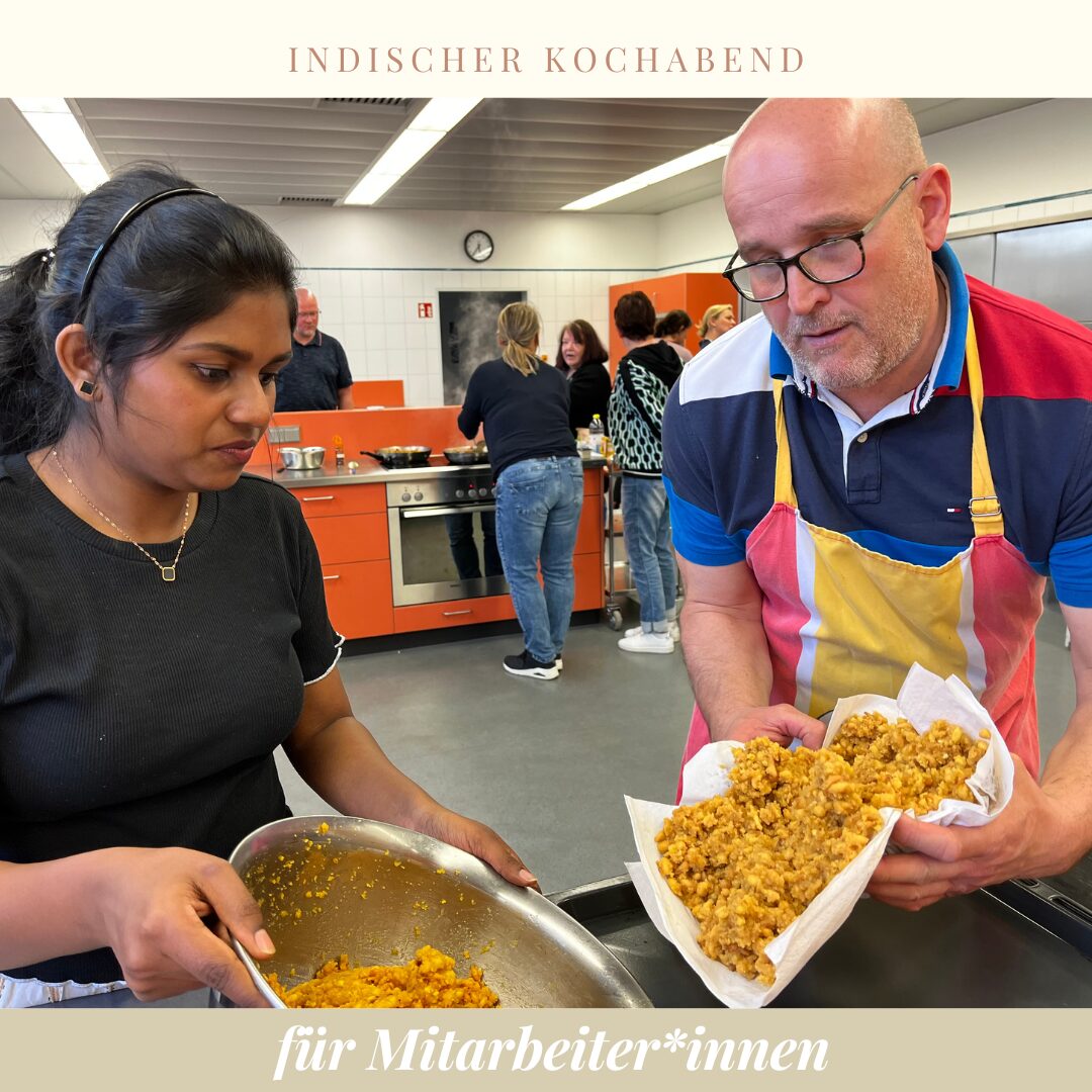Menschen kochen in einer großen Küche  ein indisches Gericht