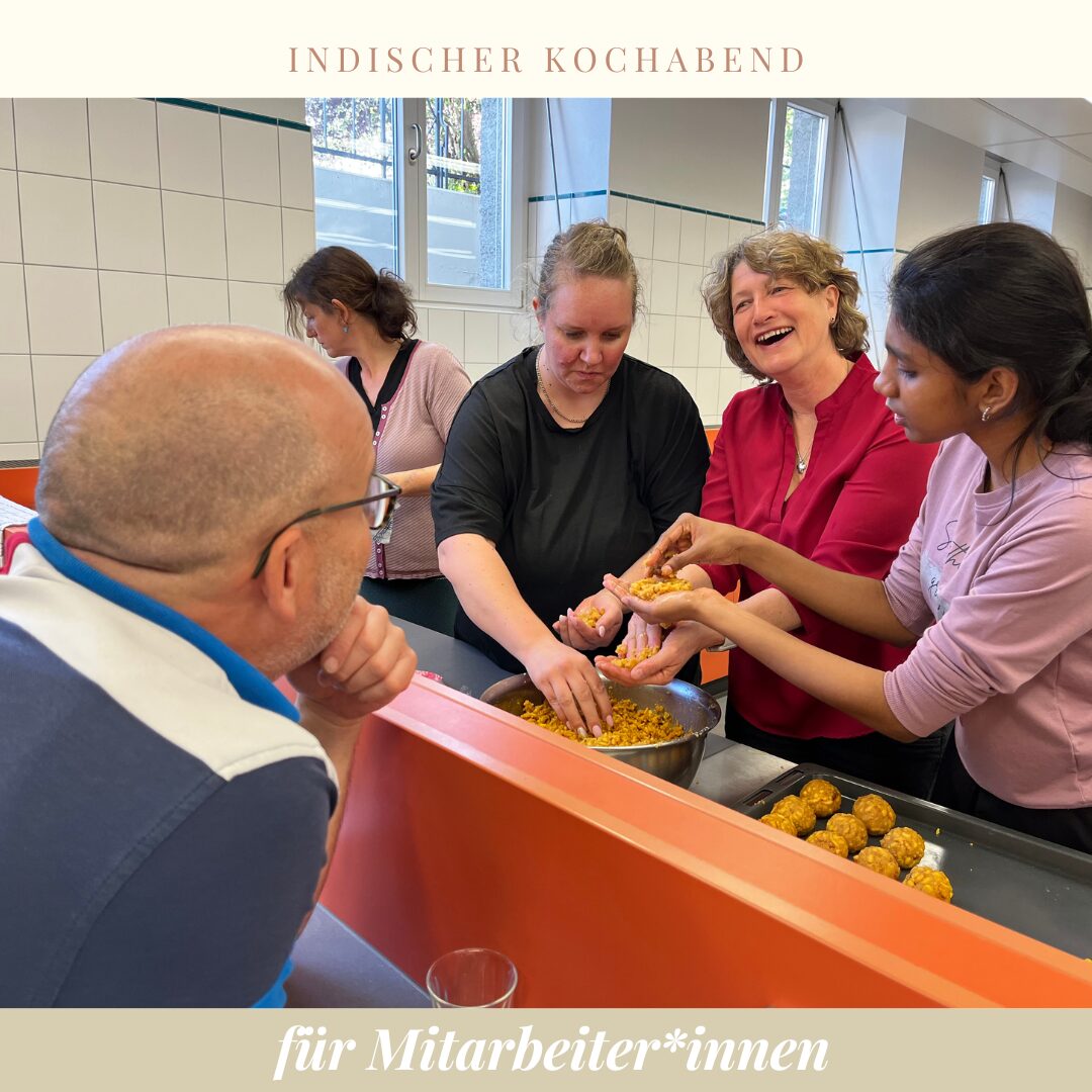 ein Mann schaut zu wie in der Küche Falafeln geformt werden.