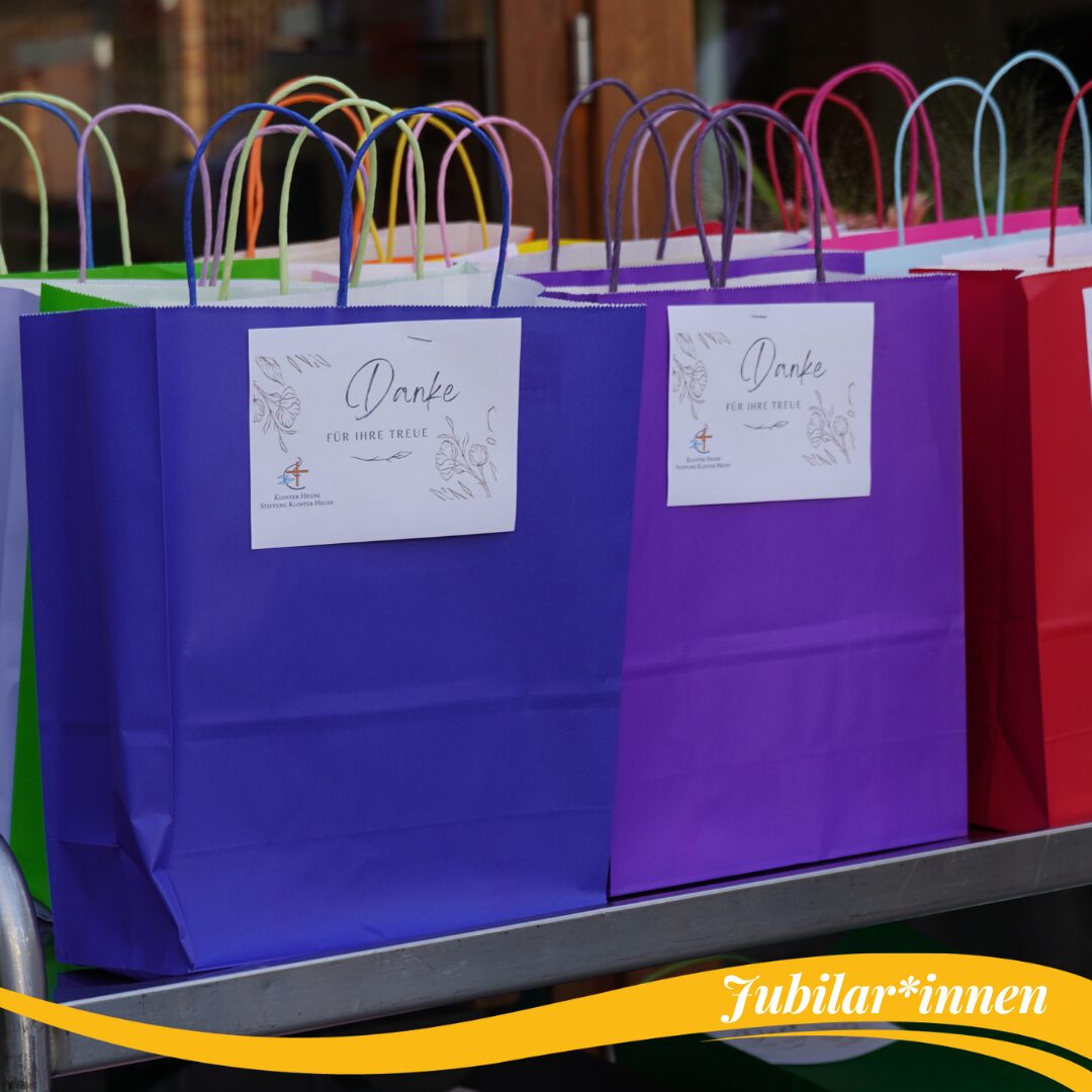 Geschenktüten in unterschiedlichen Farben mit der Aufschrift "Danke FÜR IHRE TREUE"