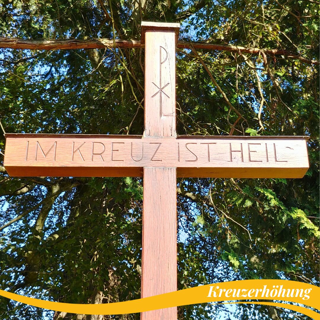 Holzkreuz in der Nahaufnahme mit der Aufschrift: "IM KREUZ IST HEIL"