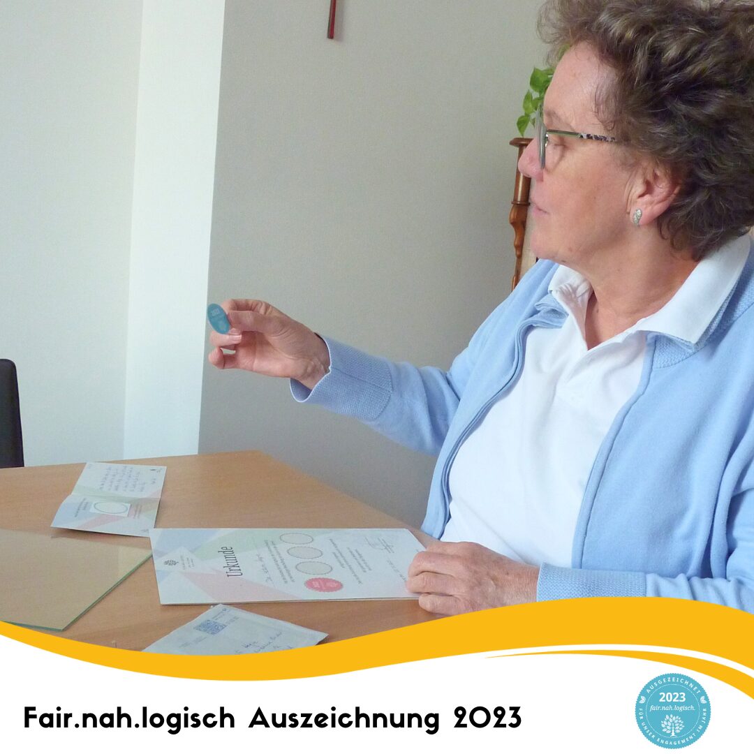 eine Frau stempelt die Urkunde der fair. nah. logisch-Auszeichnung